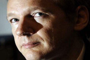 Обед с Ассанжем выставили на eBay