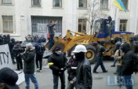 Люди в масках пытаются штурмовать Администрацию президента