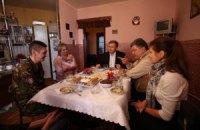 Порошенко сходил в гости к бойцу АТО