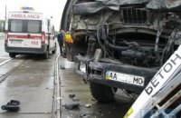 В Киеве столкнулись бетономешалка и "скорая"