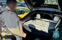 У Києві затримали викладача приватного вишу, який обіцяв працевлаштувати чоловіка заради бронювання