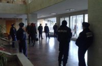 В холле Запорожского облсовета дежурит милиция