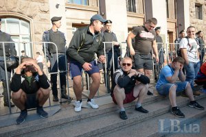 "Титушки" подрались со "свободовцами" у Киевсовета 