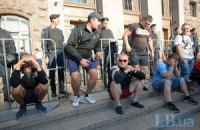 "Титушки" подрались со "свободовцами" у Киевсовета 
