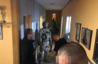 СБУ разоблачила преступную группировку, которая с участием правоохранителей занималось рейдерством и сбытом оружия