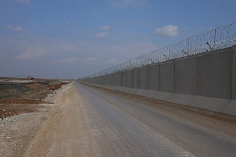 Турция наполовину завершила строительство бетонной стены на границе с Сирией