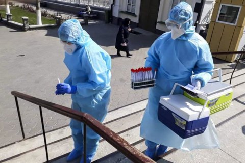 В Офисе президента объяснили задержку надбавок врачам юридической коллизией 