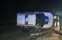 У Харкові поліцейський автомобіль наїхав на бордюр і перевернувся