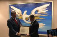 Волкер вручил Порошенко подписанную Декларацию политики США по Крыму