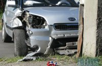 ДТП в Киеве: женщина врезалась в столб