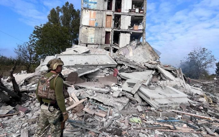 Обстріли Авдіївки: під завалами багатоповерхівки є людина