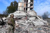 Обстріли Авдіївки: під завалами багатоповерхівки є людина