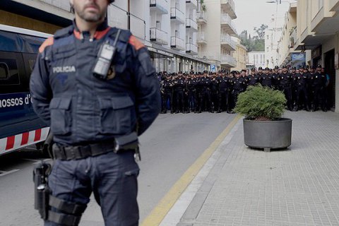 Испанская полиция начала изымать экспонаты из музея в Каталонии, произошли столкновения