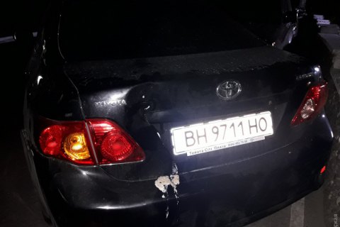 Оставленная без ручника машина наехала на троих отдыхающих на пляже в Одессе