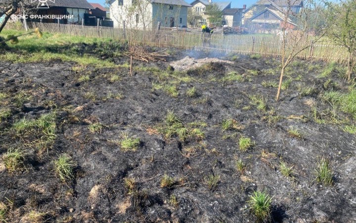 У місті Калуш внаслідок горіння сухої трави загинув літній чоловік