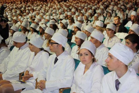 После повышения проходного балла количество поступивших в медвузы снизилось на 28%