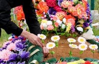 ПЦУ призвала украинцев отказаться от искусственных цветов на кладбищах