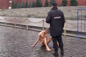 В Москве художник прибил себя гвоздем к брусчатке Красной площади 