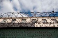 В Хмельницкой области сбежали шестеро заключенных с оружием. Ранены двое конвоиров