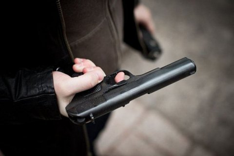 Вооруженный мужчина ограбил пункт выдачи кредитов в Киеве