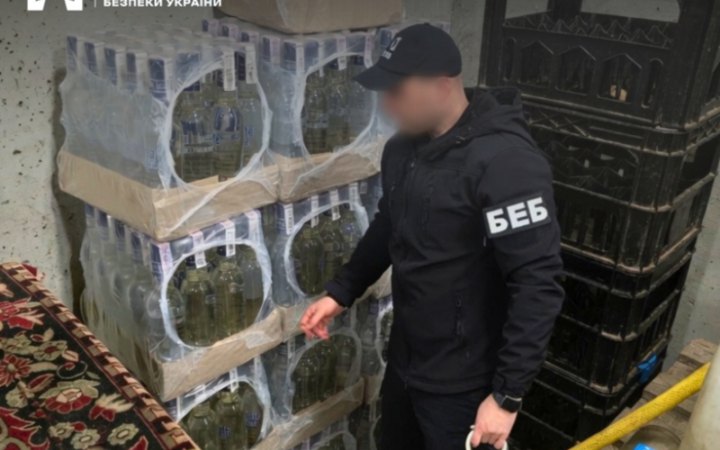 На Львівщині вилучили 5 тисяч пляшок фальсифікованого алкоголю і десятки мішків подрібненого тютюну