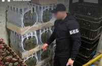 На Львівщині вилучили 5 тисяч пляшок фальсифікованого алкоголю і десятки мішків подрібненого тютюну