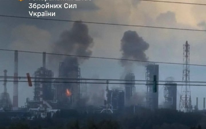 Генштаб підтвердив ураження Омського НПЗ, що за 2,5 тисячі км від держкордону