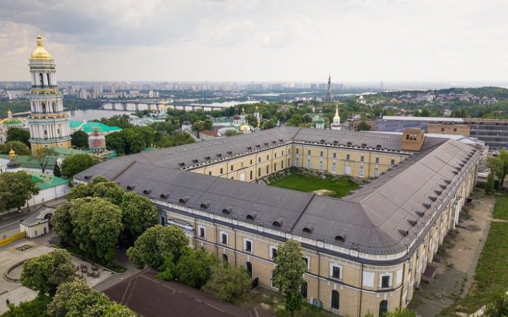 Унаслідок обстрілу РФ у Києві значно пошкоджена покрівля лівого крила “Старого Арсеналу”