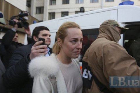 Адвокаты и жена Насирова пришли за ним в суд