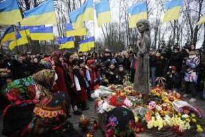 Украина почтила минутой молчания жертв Голодомора 