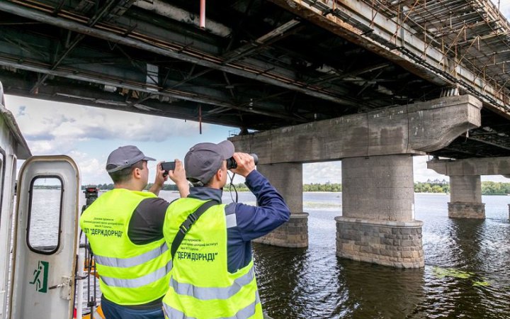 У Києві проінспектували мости Патона і Метро. Зафіксовані суттєві пошкодження 