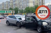 В ДТП на столичном Академгородке патрульную полицейскую зажало между машинами 