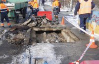 На мосту над Броварским проспектом возле станции метро "Дарница" провалился тротуар