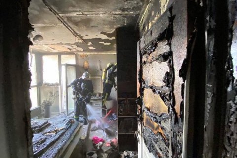 В Киеве, пытаясь самостоятельно потушить пожар в квартире, пострадала 10-летняя девочка
