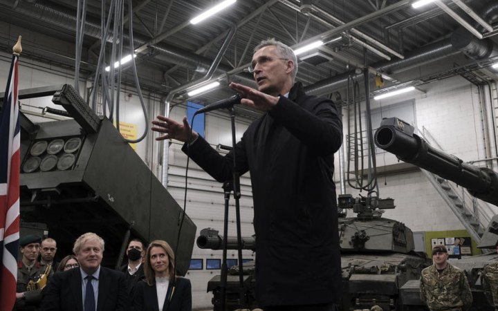 Бої за Соледар і Бахмут показують важливість більшої військової підтримки України, - Столтенберг
