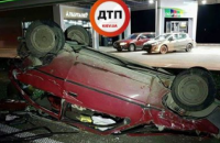 На трассе под Киевом мусоровоз столкнулся с "Таврией" и Audi 