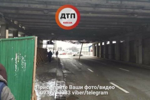 Вантажівка зачепила металеву конструкцію під шляхопроводом у Києві, міст не постраждав