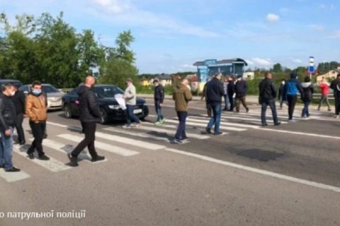 Под Львовом жители нескольких сел перекрывали трассу, требуя создать ОТГ