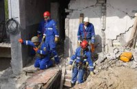 В Ізюмі рятувальники розібрали близько 20 тонн залишків будівельних конструкцій