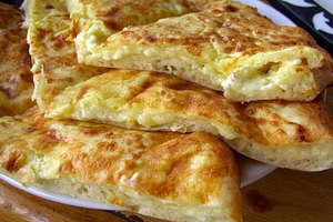Грузия запатентовала хачапури, чачу, сулугуни и чурхелу