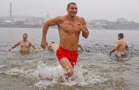 Братья Кличко окунулись в Днепре на Трухановом острове