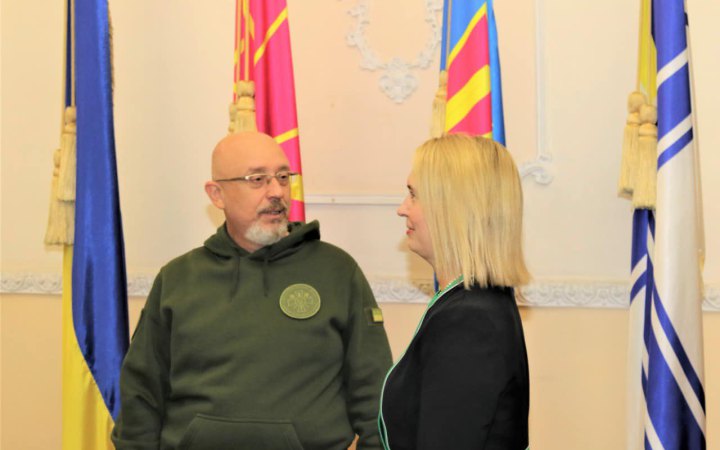 Перед зустріччю у форматі “Рамштайн” голова Міноборони Резніков зустрівся з послом США в Україні Бріджит Брінк