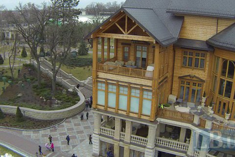 Суд арештував 1 тис. пляшок елітного алкоголю Януковича з Межигір'я