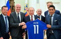 Главе ФИФА напомнили об именной футболке от Путина