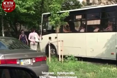 В Киеве уволили водителя маршрутки, который объехал пробку по тротуару 