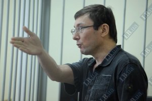 Луценко сидит за "праздничную елку"