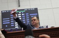  Депутат горсовета передал мэру Днепропетровска Филатову пакет картошки