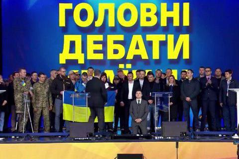 Зеленский и Порошенко стали на колени во время дебатов
