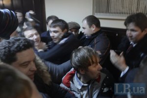 Двери в Киевсовете ломали спортсмены, которых привели активисты, – депутат