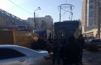 В Одессе пассажиры трамвая перенесли заблокировавший движение автомобиль